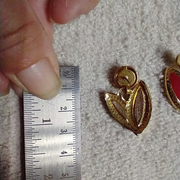 Goldtone red ♥️ leaf 🌿🍀 shape post earrings no backs - Picture 2 of 3